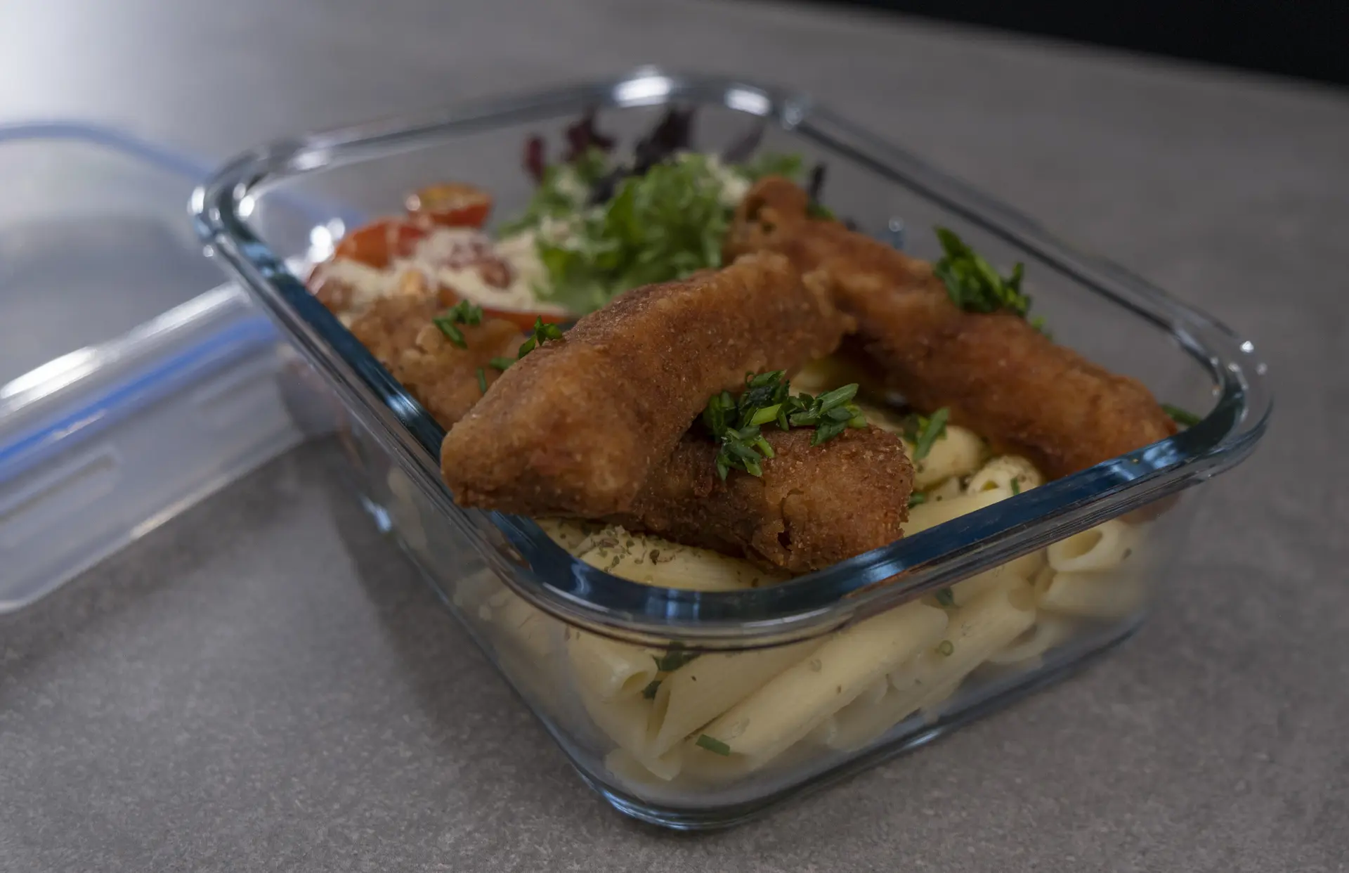 Deditos de Lomo con Pasta Corta y Mix de Lechuga con Tomate